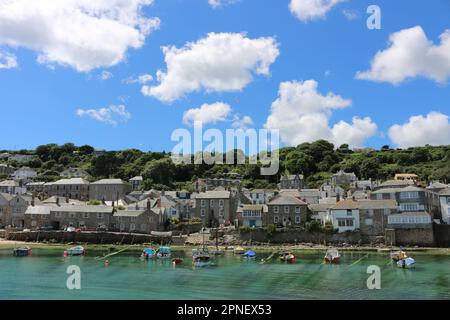 Boote und Hütten in Mousehole, Cornwall, Großbritannien Stockfoto