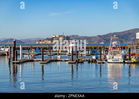 Ein Bild vom Pier 39 Marina und der Insel Alcatraz in der Ferne. Stockfoto