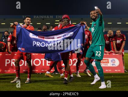 Leyton Orients Idris El Mizouni, Shadrach Ogie und Torhüter Lawrence Vigouroux feiern die Promotion zur Sky Bet League One nach dem Spiel Sky Bet League Two im Priestfield Stadium, Gillingham. Foto: Dienstag, 18. April 2023. Stockfoto