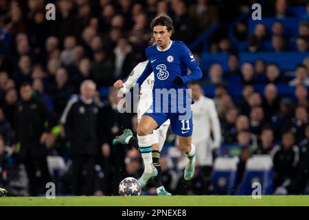 Joao Felix of Chelsea kontrolliert den Ball während des Viertelfinalspiels der UEFA Champions League zwischen Chelsea und Real Madrid auf der Stamford Bridge, London, am Dienstag, den 18. April 2023. (Foto: Federico Guerra Maranesi | MI News) Guthaben: MI News & Sport /Alamy Live News Stockfoto