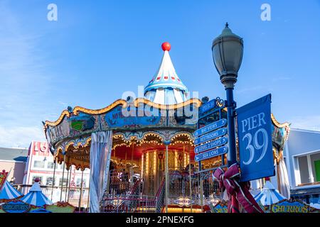 Ein Bild der Schilder von Pier 39 neben dem berühmten farbenfrohen Karussell. Stockfoto