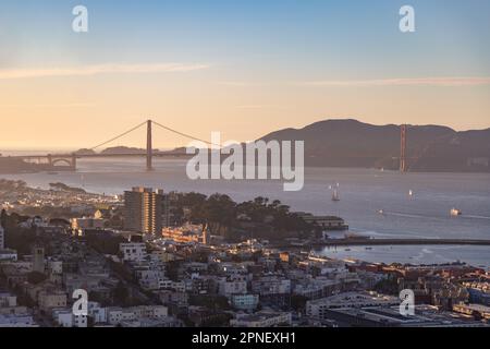 Ein Bild der Golden Gate Bridge bei Sonnenuntergang, vom Coit Tower aus gesehen. Stockfoto