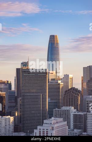 Ein Bild vom Salesforce Tower und der umliegenden Innenstadt von San Francisco. Stockfoto