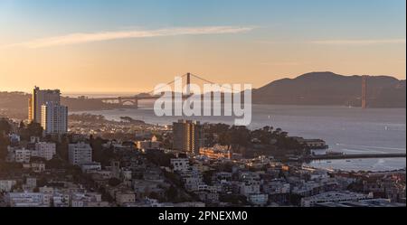 Ein Bild der Golden Gate Bridge bei Sonnenuntergang, vom Coit Tower aus gesehen. Stockfoto