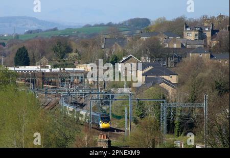 Avanti West Coast pendolino 390132 fährt südlich von Lancaster auf der West Coast Main Line mit Express-Passagierservice vom 18. April 2023. Stockfoto