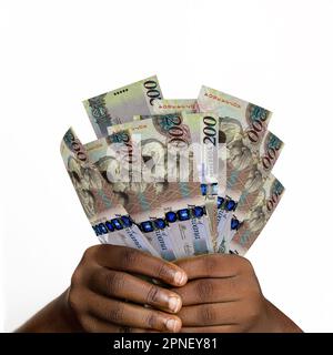 Schwarze Hände im Anzug mit 3D gerenderten Botswanan Pula Noten Stockfoto