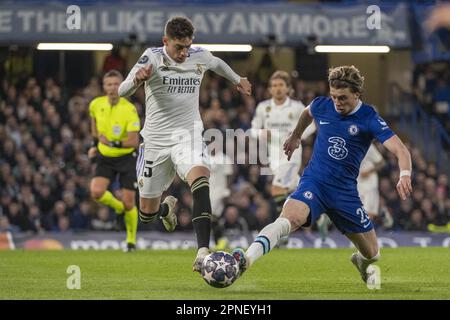 Federico Valverde von Real Madrid. Und Conor Gallagher von Chelsea während des Halbfinalspiels der UEFA Champions League zwischen Chelsea und Real Madrid auf der Stamford Bridge in London, England (Foto: Richard Callis/Sports Press Photo/C - EINSTÜNDIGE DEADLINE - FTP NUR AKTIVIEREN, WENN BILDER WENIGER ALS EINE STUNDE ALT sind - Alamy) Stockfoto