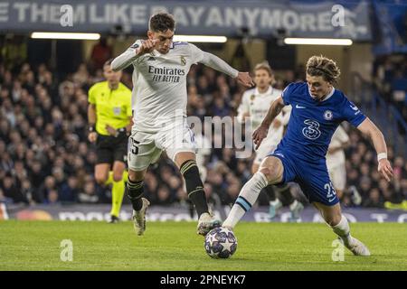 Federico Valverde von Real Madrid. Und Conor Gallagher von Chelsea während des Halbfinalspiels der UEFA Champions League zwischen Chelsea und Real Madrid auf der Stamford Bridge in London, England (Foto: Richard Callis/Sports Press Photo/C - EINSTÜNDIGE DEADLINE - FTP NUR AKTIVIEREN, WENN BILDER WENIGER ALS EINE STUNDE ALT sind - Alamy) Stockfoto