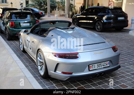 Monte-Carlo, Monaco - 16. April 2023: Dreiviertel Rückansicht eines markanten grau-weißen Porsche Speedster Rennwagens mit einem Schweizer Kennzeichen Stockfoto
