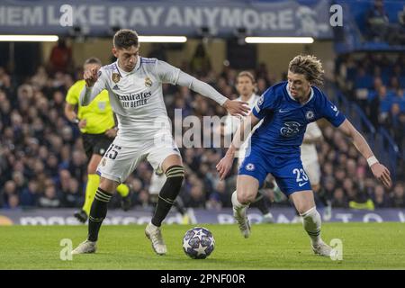 Federico Valverde von Real Madrid. Und Conor Gallagher von Chelsea während des Halbfinalspiels der UEFA Champions League zwischen Chelsea und Real Madrid auf der Stamford Bridge in London, England (Foto: Richard Callis/Sports Press Photo/C - EINSTÜNDIGE DEADLINE - FTP NUR AKTIVIEREN, WENN BILDER WENIGER ALS EINE STUNDE ALT sind - Alamy) Stockfoto