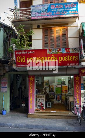 Shoppen Sie mit alten Propagandapostern in Hanoi Stockfoto