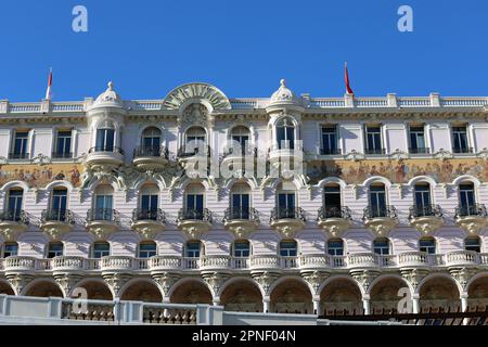 Monte-Carlo, Monaco - 16. April 2023: Fesselnde barocke Fassade des luxuriösen Hermitage Hotels in Monte-Carlo, Monaco, mit zahlreichen Fenstern, Stockfoto