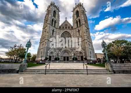 Newark, NJ - USA - 17. April 2023 Horizontale Ansicht der im Stil der französischen Gotik erbauten Kathedrale Basilika des Heiligen Herzens, Sitz der römischen Kirche Ca Stockfoto