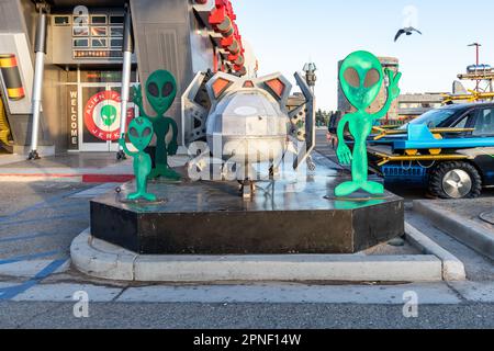 Baker CA - USA: Feb 18 2023: Alien Fresh Jerky Roadside Stop Family Attraction Stockfoto