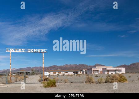 Amboy CA USA Feb 18 2023: Eingang zum leeren Schulgebäude Stockfoto