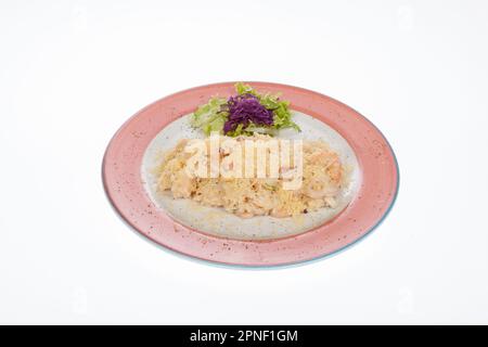 Mediterrane Küche, ein Gericht mit Meeresfrüchtetragout und Parmesankäse. Stockfoto