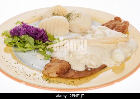 Seebarschfilet In Spargelsauce Mit Gekochter Kartoffel. Stockfoto