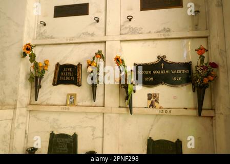 Los Angeles, Kalifornien, USA 16. April 2023 Schauspieler Rudolph Valentino Grave und Drehbuchautor June Balboni Grave in Cathedral Mausoleum auf dem Hollywood Forever Cemetery am 16. April 2023 in Los Angeles, Kalifornien, USA. Foto: Barry King/Alamy Stock Photo Stockfoto