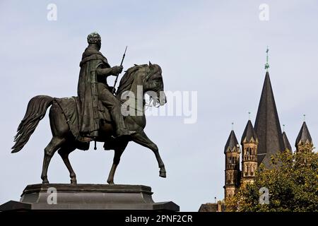 Reiterstatue für König Friedrich Wilhelm III Von Preußen, Gross St. Martin-Kirche im Hintergrund, Deutschland, Nordrhein-Westfalen, Köln Stockfoto