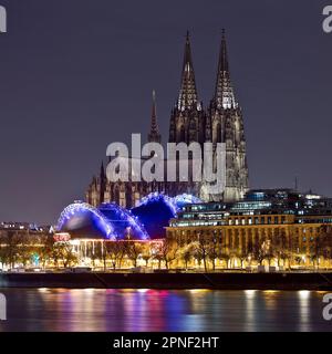 Stadtpanorama mit nur schwach beleuchtetem Kölner Dom, Musical Dome und Rhein bei Nacht, Deutschland, Nordrhein-Westfalen, Köln Stockfoto