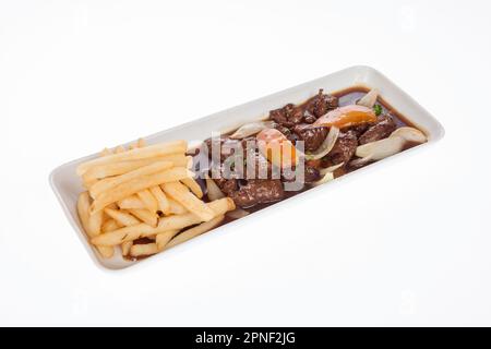 Rindfleisch Gulasch Mit Gemüse Und Pommes Frites; Auf Weißem Hintergrund. Stockfoto