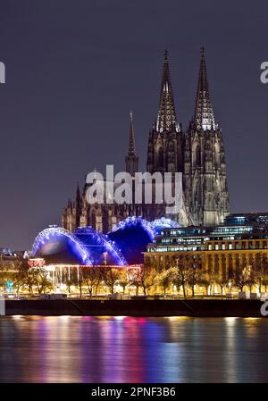 Stadtpanorama mit nur schwach beleuchtetem Kölner Dom, Musical Dome und Rhein bei Nacht, Deutschland, Nordrhein-Westfalen, Köln Stockfoto