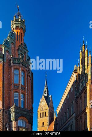 Rathauspapotheke, Marktkirche und Altes Rathaus, norddeutsche Ziegelgotik in der Altstadt, Deutschland, Niedersachsen, Hannover Stockfoto