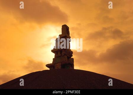 Kunstwerk Himmelstreppe auf dem Rheinelbe-Schlackenhaufen mit Hintergrundbeleuchtung, Deutschland, Nordrhein-Westfalen, Ruhrgebiet, Gelsenkirchen Stockfoto