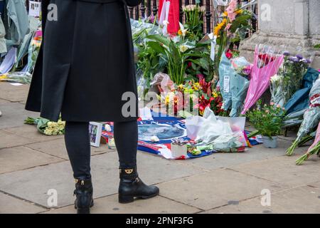 Die Engländer trauern um den Tod der Königin vor dem Buckingham Palace und legen Blumen, Bilder und Briefe, Großbritannien, England, London Stockfoto