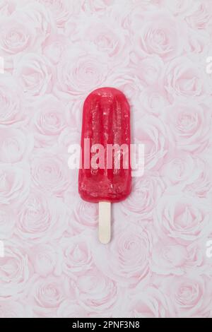 Leckeres Und Erfrischendes Eis Mit Erdbeergeschmack. Stockfoto