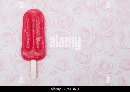Leckeres Und Erfrischendes Eis Mit Erdbeergeschmack. Stockfoto