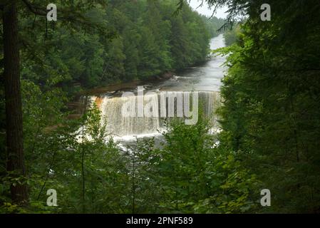 Die oberen Wasserfälle des Tahquamenon Falls State Park auf der Oberen Halbinsel Michigans stöhnen an einem feuchten Tag über die Klippen Stockfoto