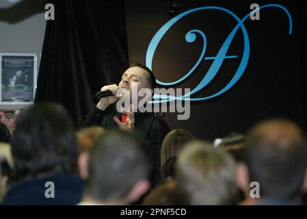 Darren Hayes führt einen Auftritt im Laden bei Hum Records, Oxford Street, durch. Sydney, Australien. 04.08.07. Stockfoto