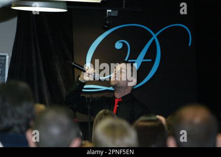 Darren Hayes führt einen Auftritt im Laden bei Hum Records, Oxford Street, durch. Sydney, Australien. 04.08.07. Stockfoto