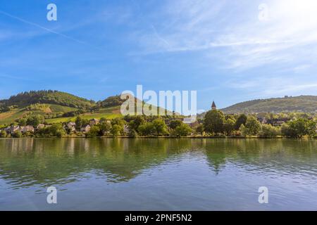 Ein wunderschöner Blick von Alf im Bezirk Cochem-Zell in Rheinland-Pfalz über die Mosel nach Bullay in heller Sonne. Stockfoto