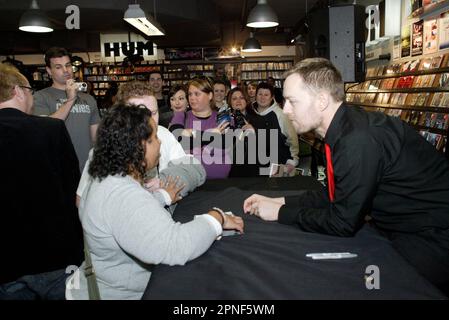 Darren Hayes führt einen Auftritt im Laden bei Hum Records, Oxford Street, durch. Sydney, Australien. 04.08.07. Stockfoto