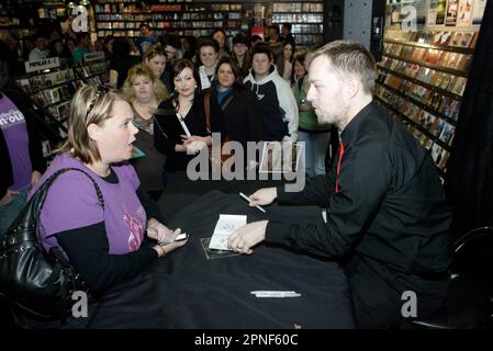 Darren Hayes führt einen Auftritt im Laden bei Hum Records, Oxford Street, durch. Sydney, Australien. 04.08.07. Stockfoto