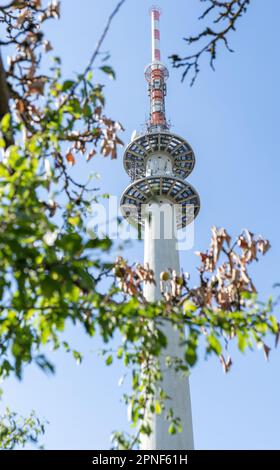 Der Telekommunikationsturm Trier-Petrisberg fotografierte vor einem blauen Himmel Stockfoto