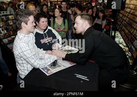 Darren Hayes führt einen Auftritt im Laden bei Hum Records, Oxford Street, durch. Sydney, Australien. 04.08.07. Stockfoto