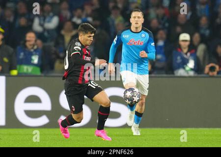 Neapel, Italien. 18. April 2023. Neapel, Italien, April 18. 2023: Brahim Diaz (10 Mailand) tritt mit Piotr Zielinski (20 Neapel) während des Champions League-Spiels zwischen SSC Neapel und AC Mailand im Diego Armando Maradona Stadion in Neapel, Italien, an. (Foto Mosca/SPP) Kredit: SPP Sport Press Photo. Alamy Live News Stockfoto