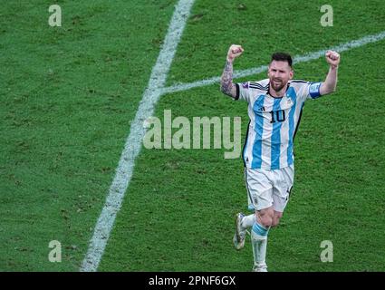 Arad, Arad, Rumänien. 18. April 2023. Leo Messi feiert während des Finalspiels der FIFA-Weltmeisterschaft Katar 2022 zwischen Argentinien und Frankreich im Lusail-Stadion. (Kreditbild: © Alexandra Fechete/ZUMA Press Wire) NUR ZUR REDAKTIONELLEN VERWENDUNG! Nicht für den kommerziellen GEBRAUCH! Stockfoto