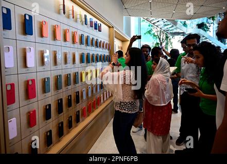 Mumbai, Indien. 18. April 2023. MUMBAI, INDIEN - APRIL 18: Besucher probieren verschiedene Apple-Geräte, die bei der Eröffnung des „Apple Store“, der ersten Verkaufsstelle in Indien, am 18. April 2023 im Bandra-Kurla-Komplex in Mumbai, Indien, ausgestellt wurden. (Foto: Anshuman Poyrekar/Hindustan Times/Sipa USA) Guthaben: SIPA USA/Alamy Live News Stockfoto