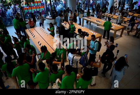 Mumbai, Indien. 18. April 2023. MUMBAI, INDIEN - 18. APRIL: Das Personal begrüßt die Besucher während der Eröffnung des „Apple Store“, des ersten Outlet in Indien, im Bandra-Kurla Komplex am 18. April 2023 in Mumbai, Indien. (Foto: Anshuman Poyrekar/Hindustan Times/Sipa USA) Guthaben: SIPA USA/Alamy Live News Stockfoto