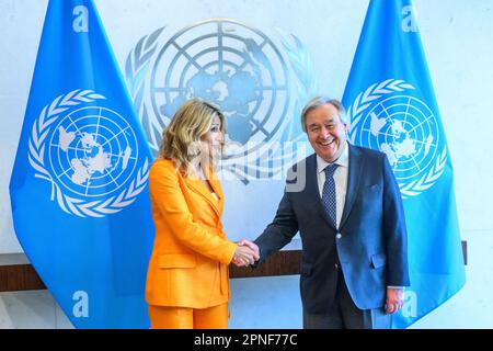 New York, USA. 18. April 2023. Der spanische Arbeitsminister und der zweite stellvertretende Ministerpräsident Yolanda Diaz werden vom Generalsekretär der Vereinten Nationen Antonio Guterres am UN-Hauptquartier begrüßt. Diaz, die vor kurzem ihren Antrag auf Ernennung zur ersten spanischen Ministerpräsidentin des Landes einleitete, trat heute bei der UNO für die Überprüfung der Margen von Unternehmen ein, da sie "ein wesentliches verzerrendes Element für Gleichheit und Ungleichheit sind". Kredit: Enrique Shore/Alamy Live News Stockfoto