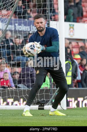 Wrexham, Wrexham County Borough, Wales, 18. April 2023. Wrexham Torwart Ben Foster wärmt sich auf, während der Wrexham Association Football Club V Yeovil Town Football Club auf dem Rennplatz in der Vanarama National League spielt. (Bild: ©Cody Froggatt/Alamy Live News) Stockfoto