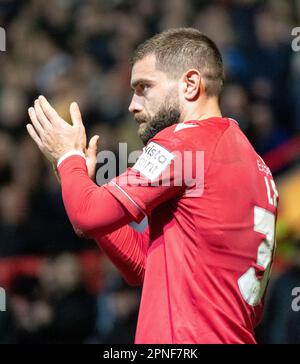 Wrexham, Wrexham County Borough, Wales, 18. April 2023. Wrexhams Elliot Lee klatscht den Fans beim Wrexham Association Football Club V Yeovil Town Football Club auf dem Rennplatz in der Vanarama National League. (Bild: ©Cody Froggatt/Alamy Live News) Stockfoto