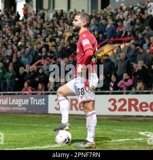 Wrexham, Wrexham County Borough, Wales, 18. April 2023. Wrexhams Elliot Lee wartet auf den Ball, während der Wrexham Association Football Club V Yeovil Town Football Club auf dem Rennplatz in der Vanarama National League spielt. (Bild: ©Cody Froggatt/Alamy Live News) Stockfoto