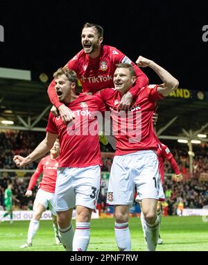 Wrexham, Wrexham County Borough, Wales, 18. April 2023. Wrexham feiert das James Jones Tor beim Wrexham Association Football Club V Yeovil Town Football Club auf dem Rennplatz in der Vanarama National League. (Bild: ©Cody Froggatt/Alamy Live News) Stockfoto