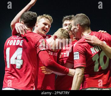 Wrexham, Wrexham County Borough, Wales, 18. April 2023. Wrexham feiert Paul Mullins Tor im Wrexham Association Football Club V Yeovil Town Football Club auf dem Rennplatz in der Vanarama National League. (Bild: ©Cody Froggatt/Alamy Live News) Stockfoto