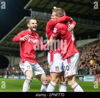 Wrexham, Wrexham County Borough, Wales, 18. April 2023. Wrexham feiert Paul Mullins Tor im Wrexham Association Football Club V Yeovil Town Football Club auf dem Rennplatz in der Vanarama National League. (Bild: ©Cody Froggatt/Alamy Live News) Stockfoto